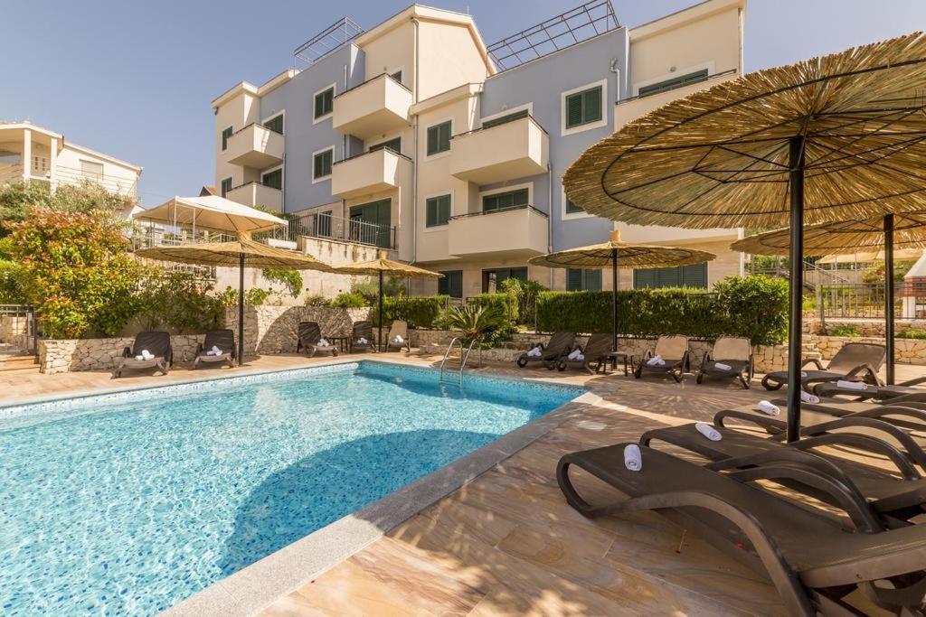 Apartment Emily Слатине Экстерьер фото