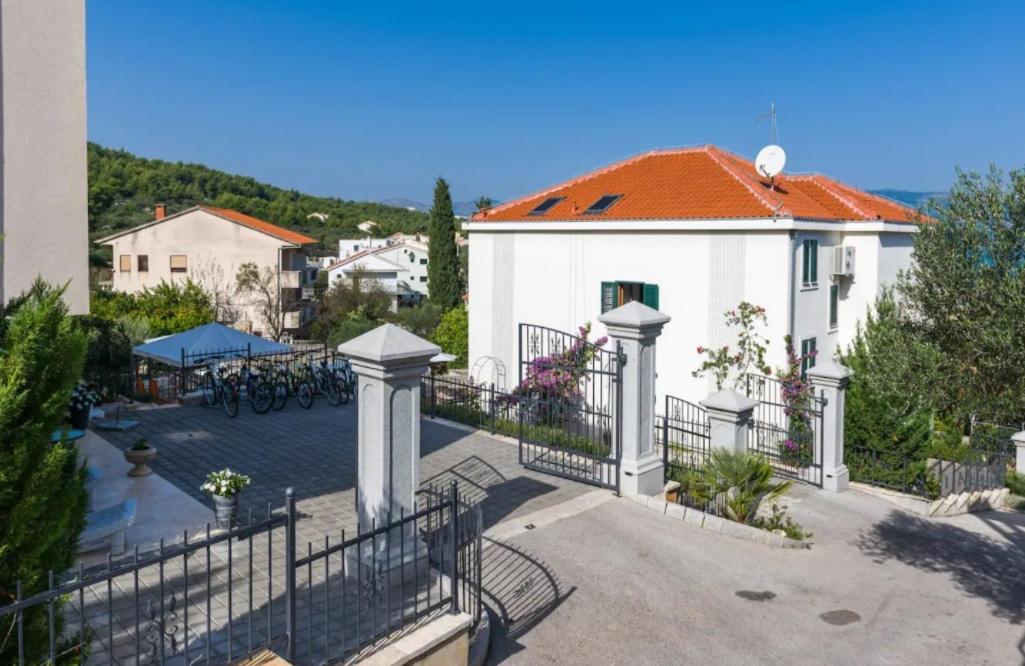 Apartment Emily Слатине Экстерьер фото